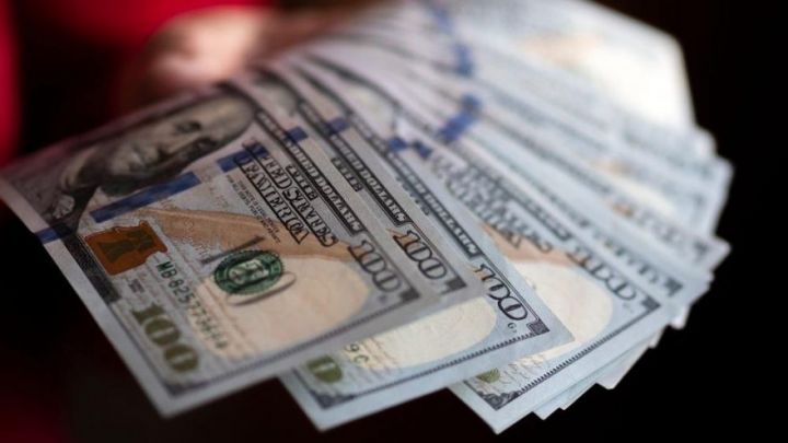 Əmanətlərdə dollarlaşma daha da azalıb