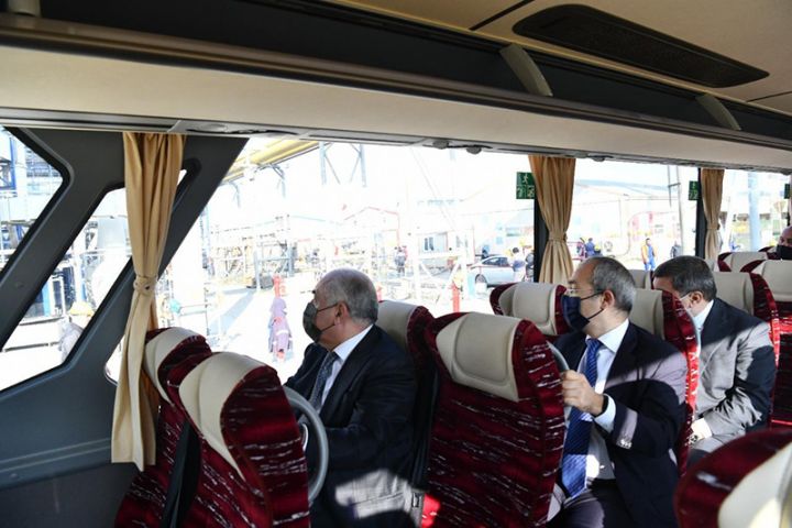 Baş nazir zavodda aparılan yenidənqurma işləri ilə tanış olub