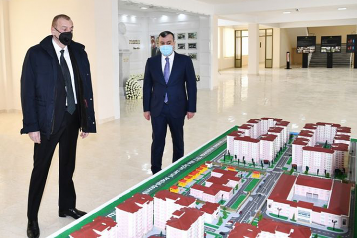 Prezident mənzillərin təqdim olunması mərasimində iştirak etdi