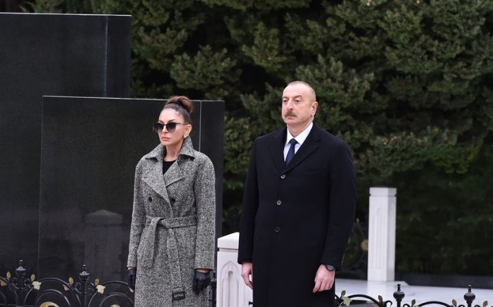 İlham Əliyev ulu öndər Heydər Əliyevin məzarını ziyarət edib