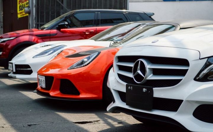 İri mühərrikli avtomobillərin aksiz vergisinin artırılması 1-ci oxunuşda qəbul edildi