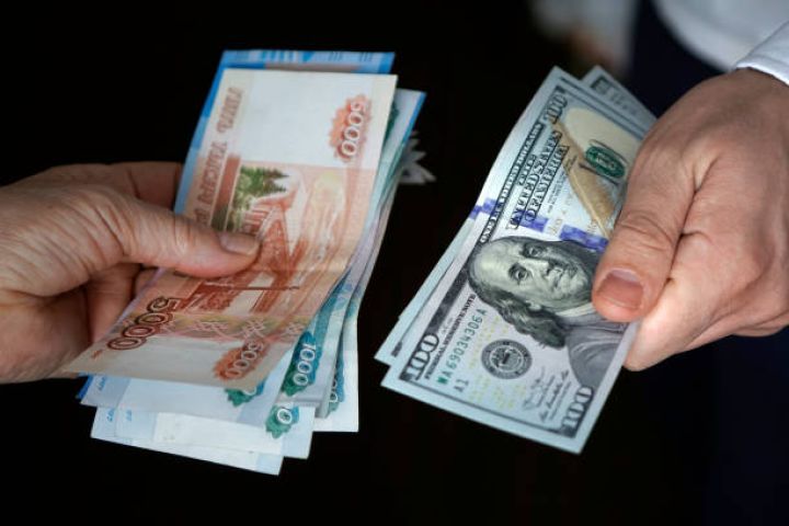 Dolların məzənnəsi yenidən 90 rubldan aşağı düşüb