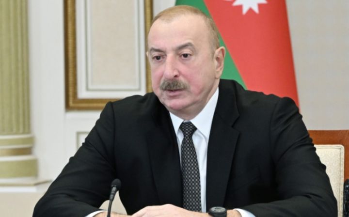 İlham Əliyev təyyarə qəzasında həlak olan ekipaj heyətinin ailə üzvləri və sağ qalan bələdçilərlə görüşüb