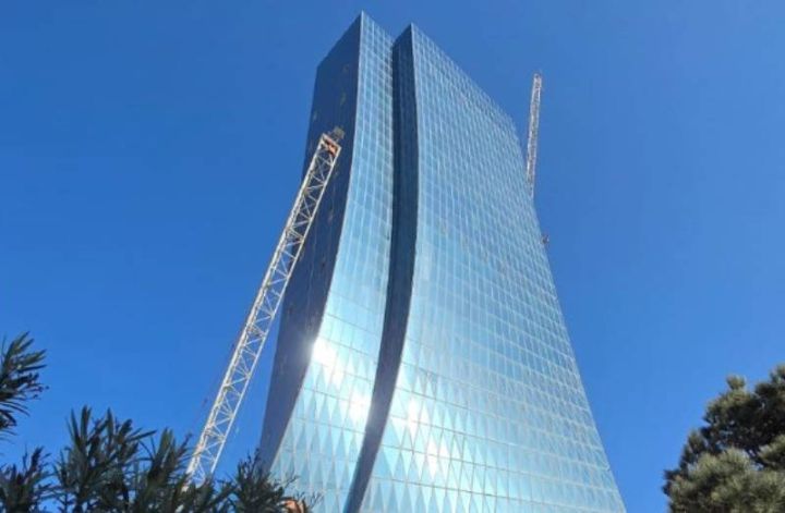 Bakıda 218 milyon avroya tikilən 37 mərtəbəli yeni inzibati binada tikinti-quraşdırma işləri başa çatıb