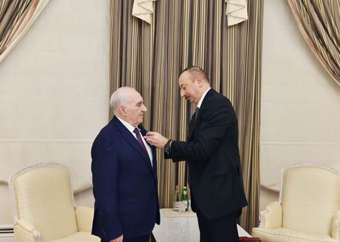 Prezident nazirin atasını yüksək mükafat ilə təltif və təqdim etdi