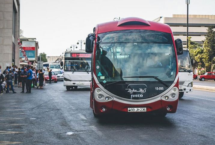Şəhərdaxili avtobus marşrutları və metroda gedişhaqqı 50 qəpik olub