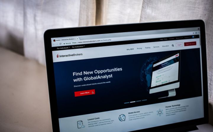 ABŞ-dan olan bir broker Rusiyadan olan müştərilərə hesabların bloklanması riskləri barədə xəbərdarlıq edib