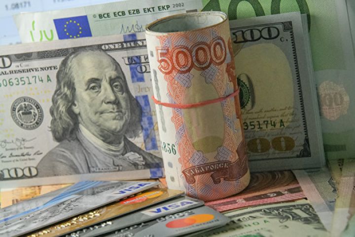 Dolların məzənnəsi 93 rubldan aşağı düşüb