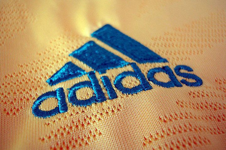 Adidas-ın xalis mənfəəti 2022-ci ildə 3,5 dəfə azalıb