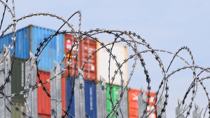 Trampın, Azərbaycan daxil ölkələrə elan etdiyi tariflər qüvvəyə mindi