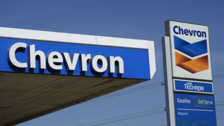 Chevron və ExxonMobil-in mənfəəti azalıb